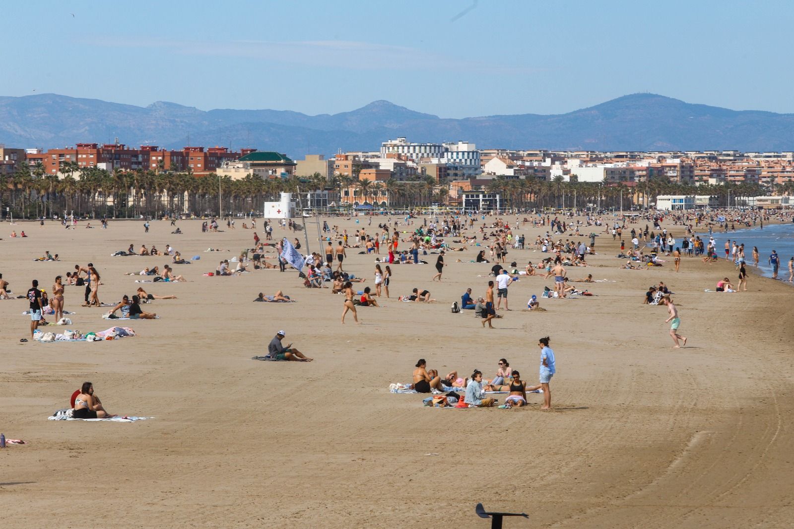 Los valencianos toman la playa en un sábado que roza los 30 grados