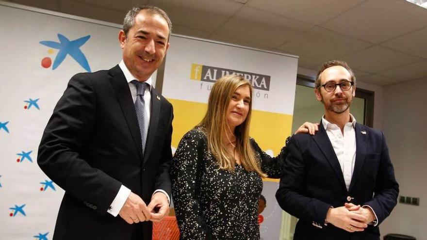 Por la izquierda, José Manuel Bilbao (director territorial de La Caixa), Mónica Oviedo (de la asociación colaboradora Cocemfe) y Antonio Blanco (director de la Fundación Alimerka), en la presentación. luisma murias