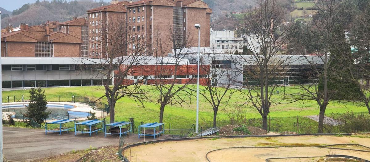 Terrenos que albergarán la nueva piscina.