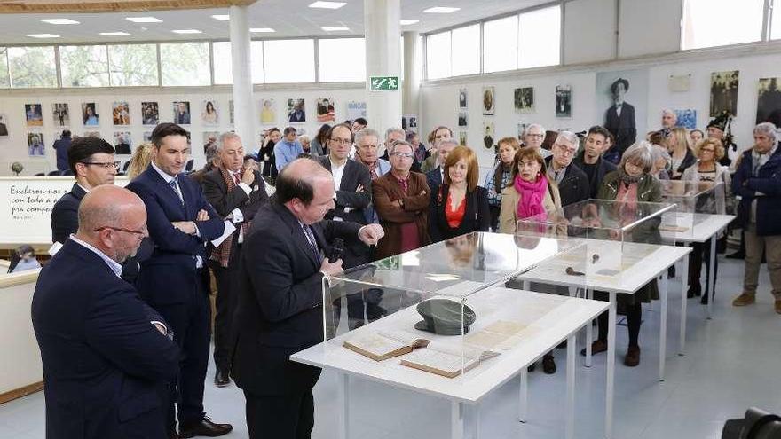 Asistentes ao acto de inauguración da exposición sobre a figura de Manuel Antonio. // Ricardo Grobas