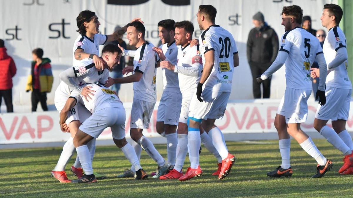 Los jugadores del Pozoblanco festejan el gol salvador de Gámiz ante el Ceuta.