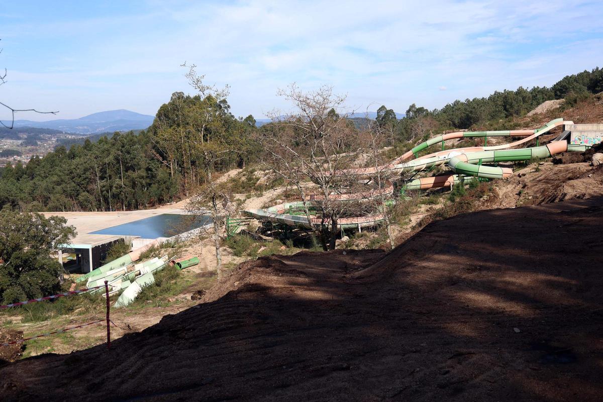 Los toboganes, con una piscina con el agua estancada, ayer.