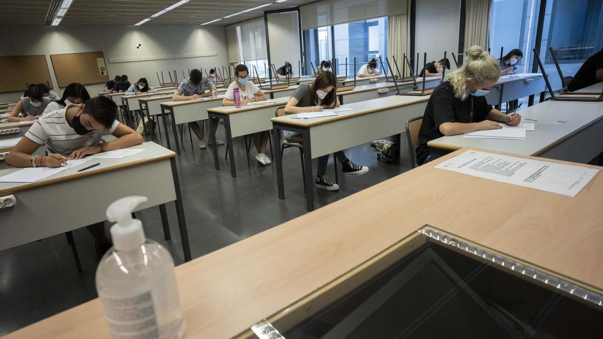 Jóvenes ante el examen de selectividad