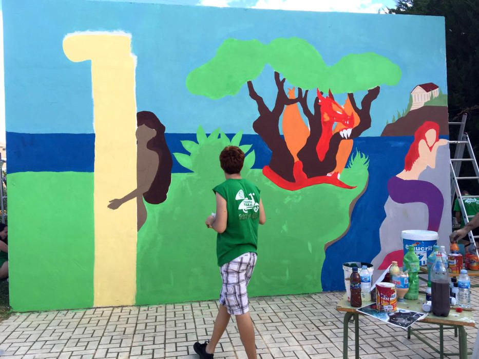 Una veintena de alumnos de Bachillerato de Arte del IES Universidad Laboral transforma en tres días un pintarrajeado depósito de agua de Parques y Jardines en una obra de arte.