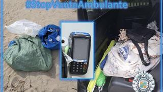 Un vendedor ambulante cobra con datáfono a sus clientes de ses Salines de Ibiza