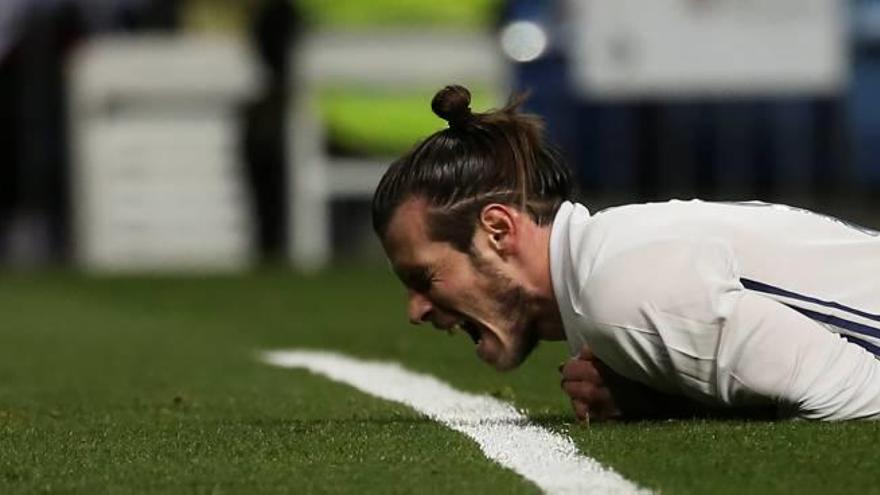 Gareth Bale, que acabó expulsado, se lamenta tumbado en el césped durante el partido de ayer en el Santiago Bernabéu.