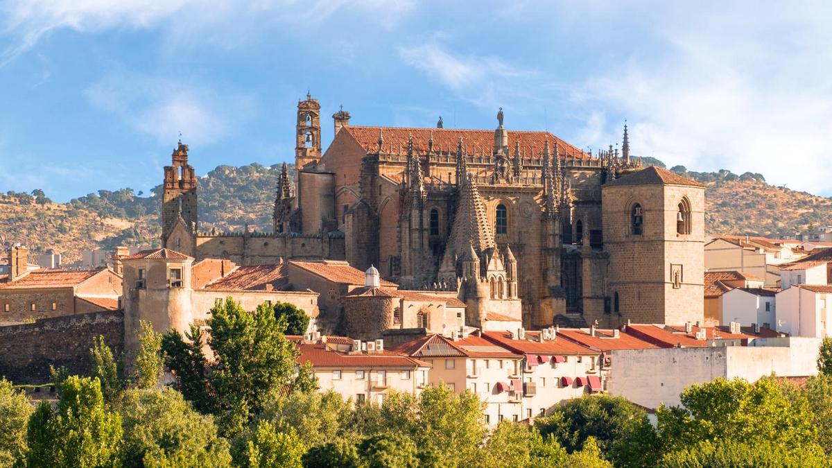 Es la segunda ciudad en importancia de Cáceres y una de las más bonitas de España.