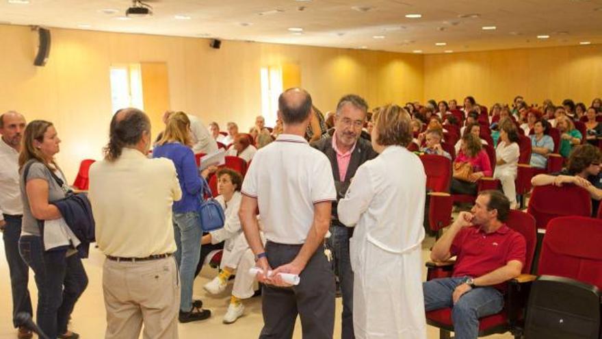 La asamblea de trabajadores de la sanidad pública en el Hospital de Cabueñes de Gijón.