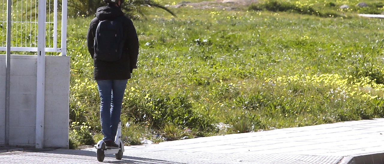 Un joven con patinete en Alzira.