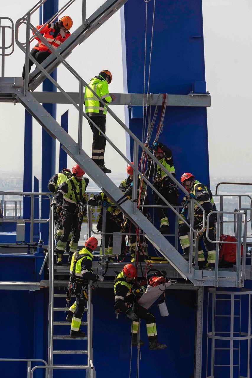 Practicas en el puerto de València de la nueva unidad de rescate en altura de los Bomberos de Valencia