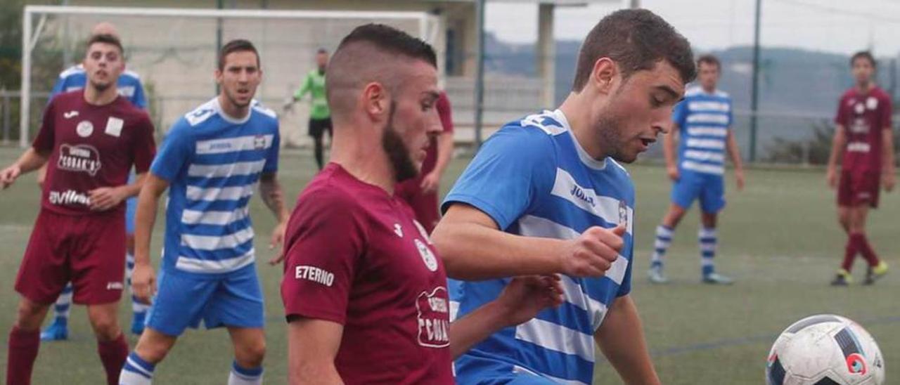 Dos jugadores del Llaranes y el Stadium se disputan el balón.