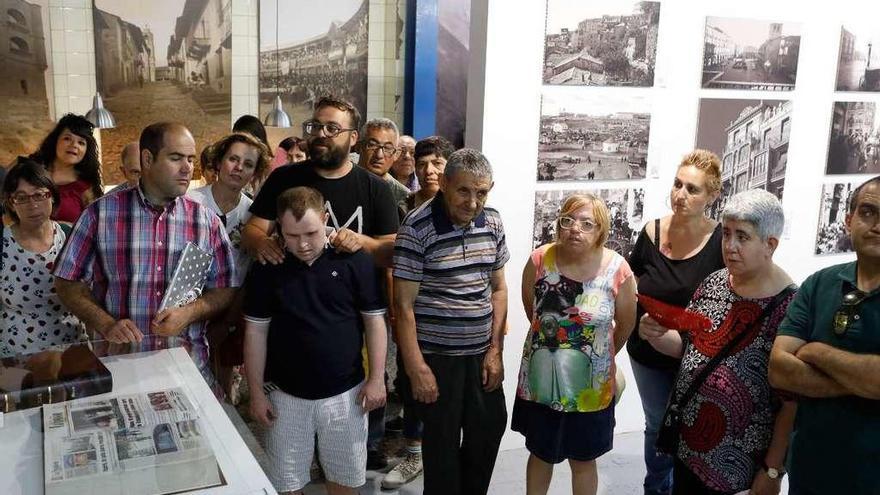 Los miembros de Asprosub en su visita a la exposición.