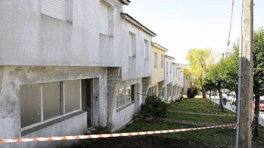 Antiguas casas de profesores que iban a ser derribadas en Agolada (Pontevedra).