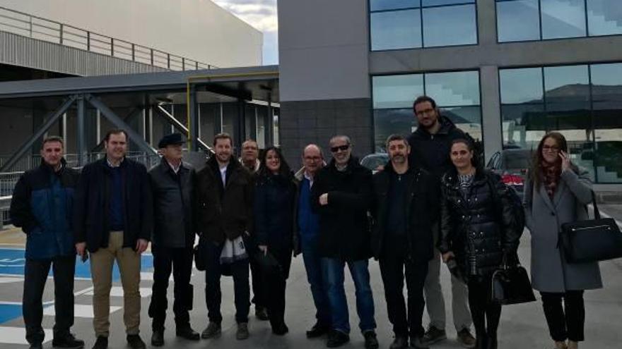 Un grupo de cargos públicos de Sagunt, ayer, en el centro logístico de Mercadona en Barcelona.