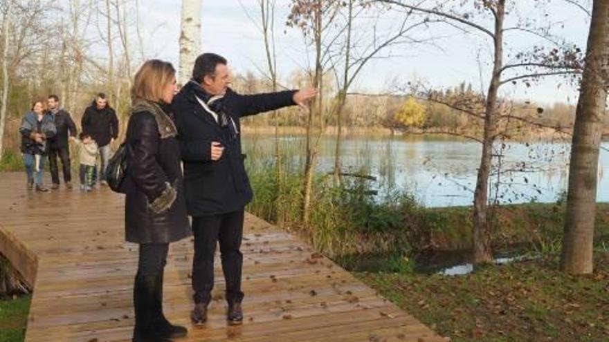 La consellera Chacón amb l&#039;alcalde Miquel Noguer.