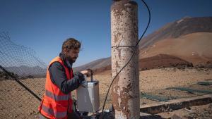 Un operario del IGN observa uno de los sensores que miden la actividad del Teide.