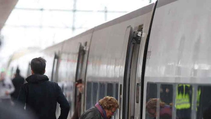 Viajeros acceden al tren en la estación de Renfe de Zamora.