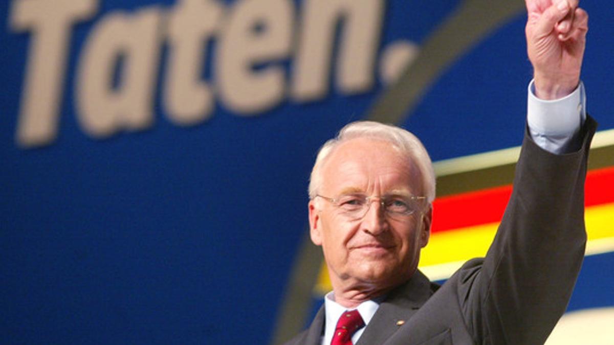 Edmund Stoiber, líder de la CSU bávara, hace el signo de la victoria. REUTERS