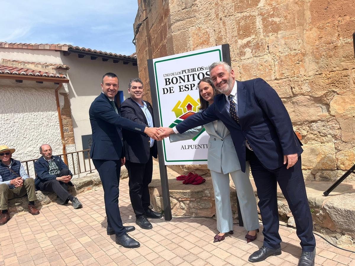 El secretario autonómico de Política Institucional y Cohesión Territorial, Carlos Gil, junto al el presidente de la Diputación, Vicent Mompó, la alcaldesa de Alpuente, Itziar Méndez, y el presidente de la Asociación, Francisco Mestre.