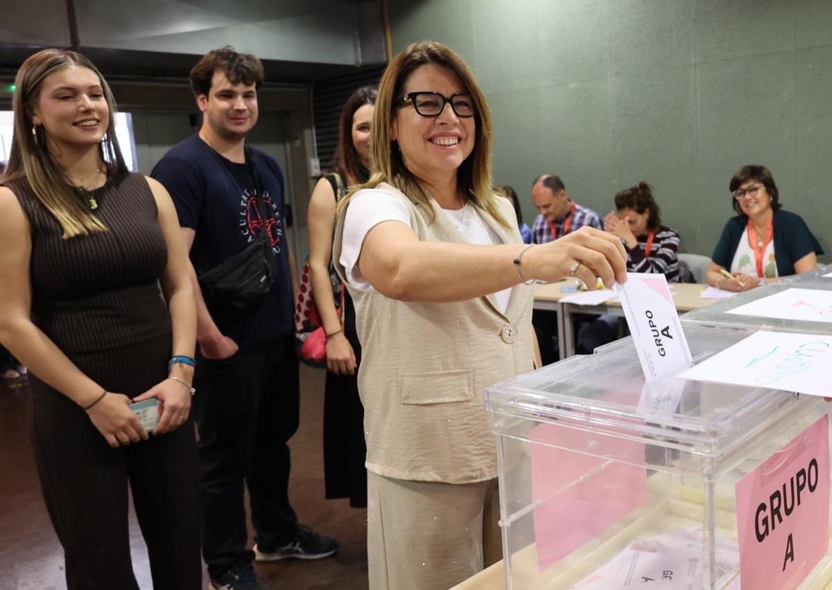 Alicia Rubio durante la votación en la UMU.