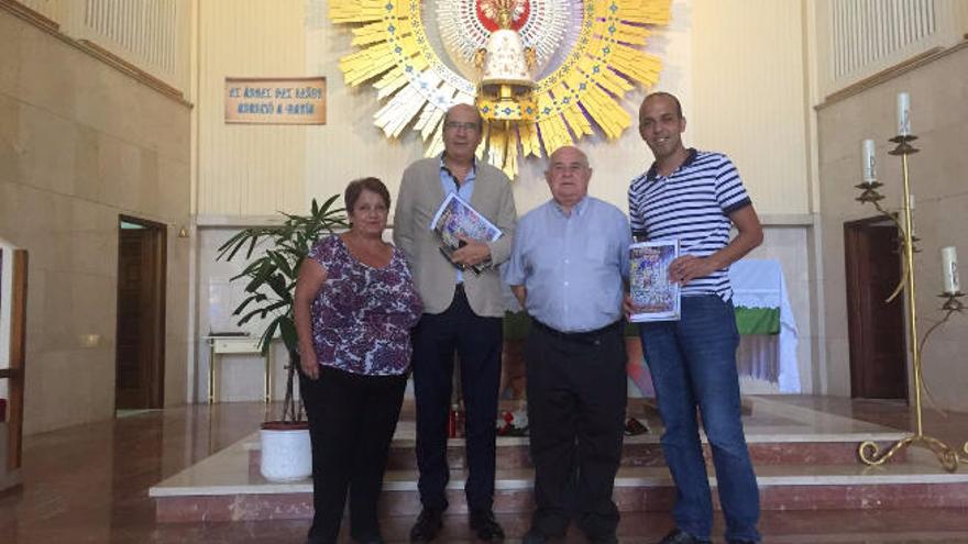 Por la izquierda, Pepi González, Laforet, José Manuel Cruzado y el presidente de la comisión, Simón Alejandro Urbano.