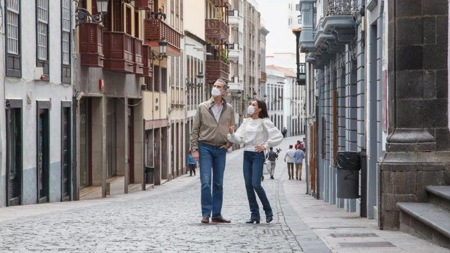 Los reyes Felipe y Letizia pasean por Santa Cruz de La Palma antes del homenaje a la ciudadanía de la isla, este 12 de marzo de 2022.