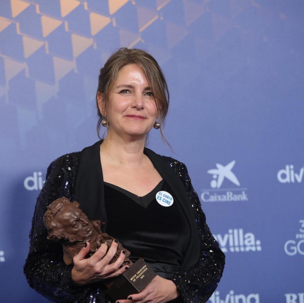 Manuela Ocón Aburto, con su premio por  «Modelo 77», durante la gala de la 37 edición de los Premios Goya.
