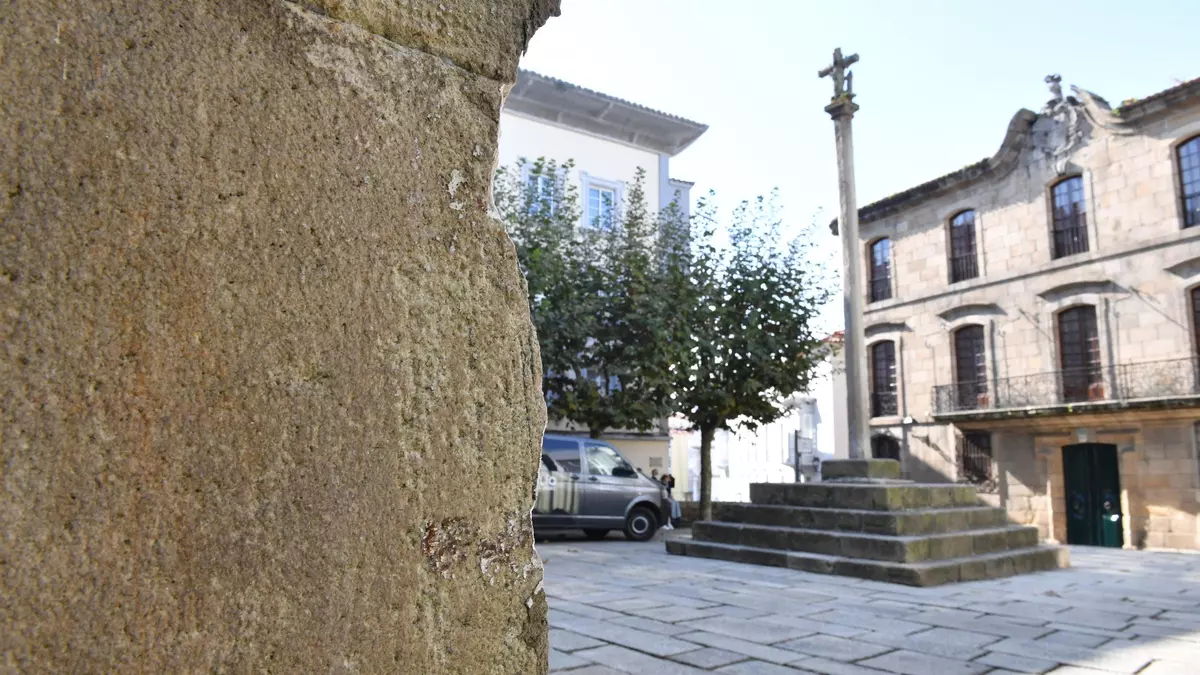 Un camión provoca daños en un muro de la Colegiata de Santa María, en A Coruña