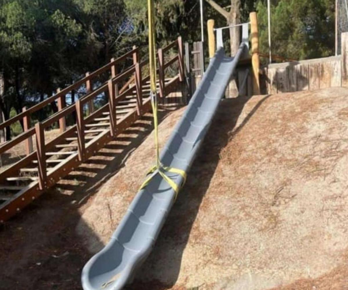 Instalación de los nuevos toboganes. | CEDIDA