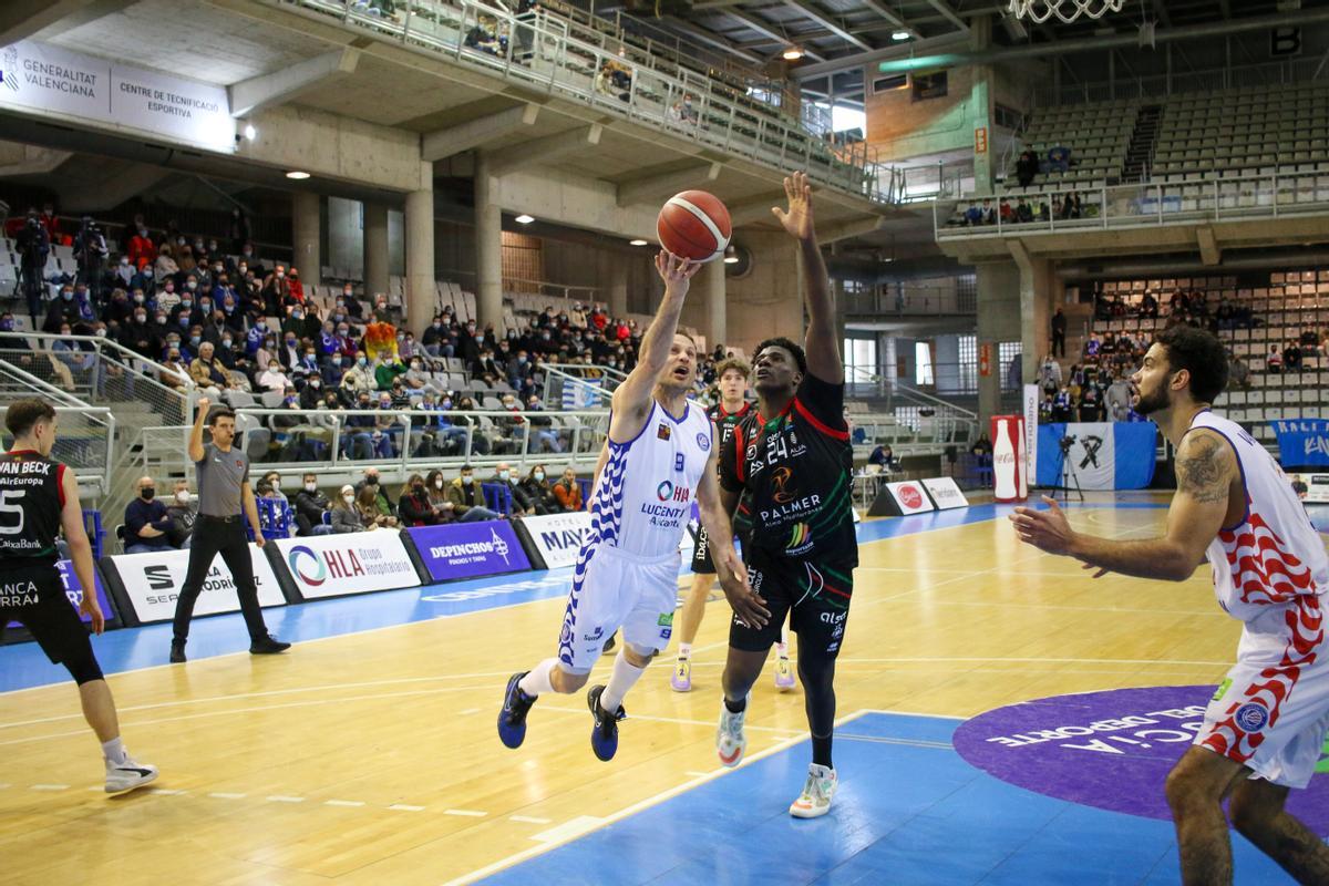 El veterano base mallorquín del Alicante Pedro Llompart entra a canasta