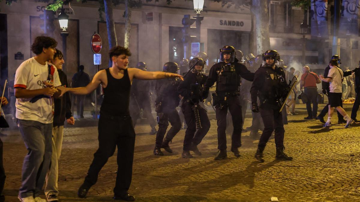 París se convirtió en una gran fiesta manchada por los disturbios con casi 300 detenidos.