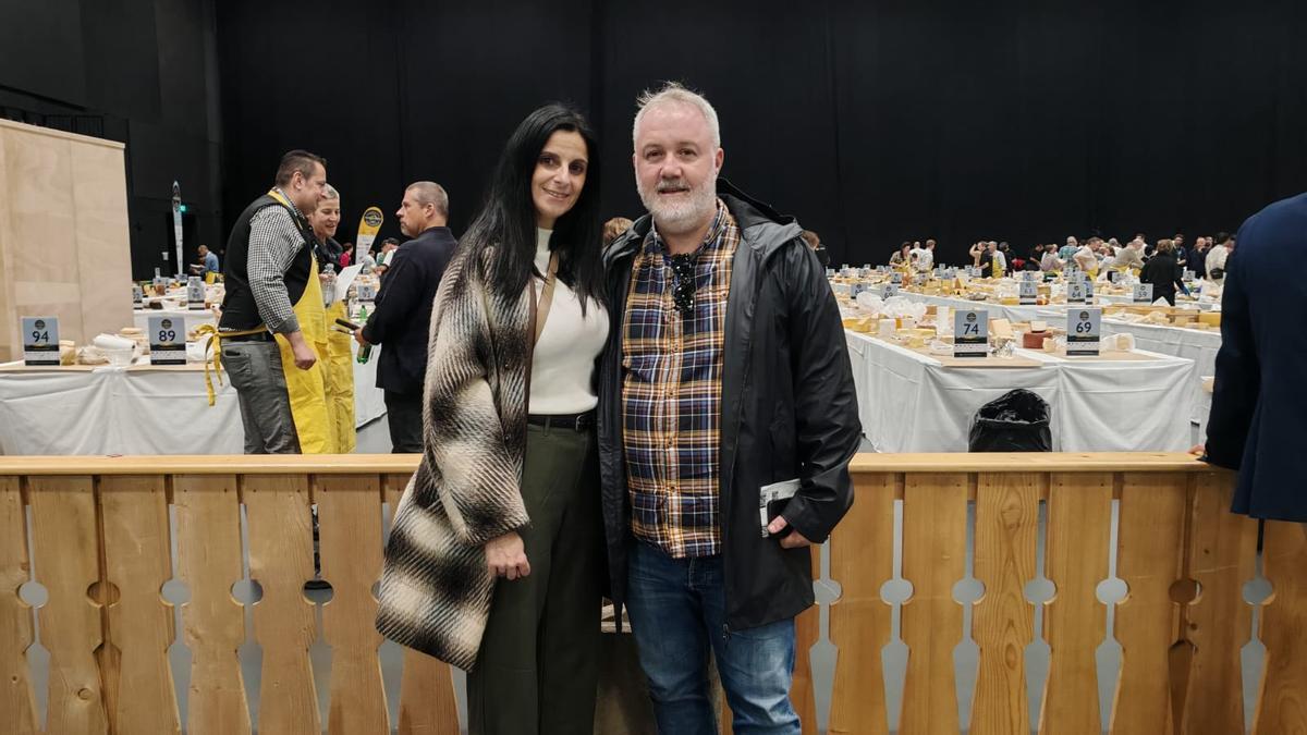 Verónica Álvarez y Alejandro Casielles, en Berna, en la sede del "mundial" de los quesos.