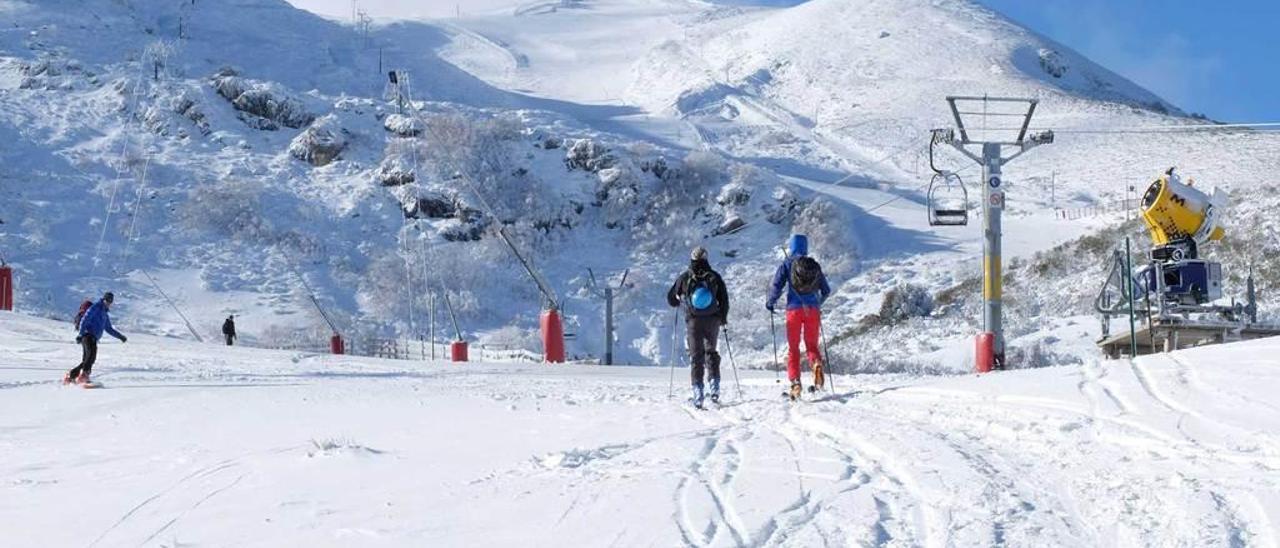 Esquiadores en Pajares, el viernes pasado, aún con la estación cerrada.