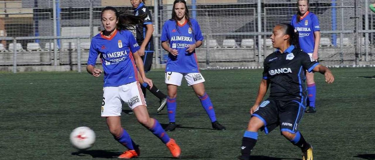 Una acción del encuentro entre el Real Oviedo y el Deportivo.