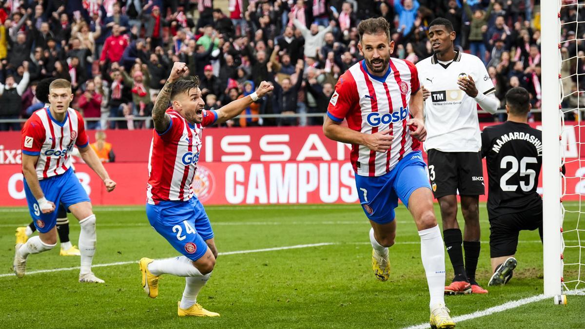 Stuani celebra un gol con Mosquera y Mamardashvili detrás