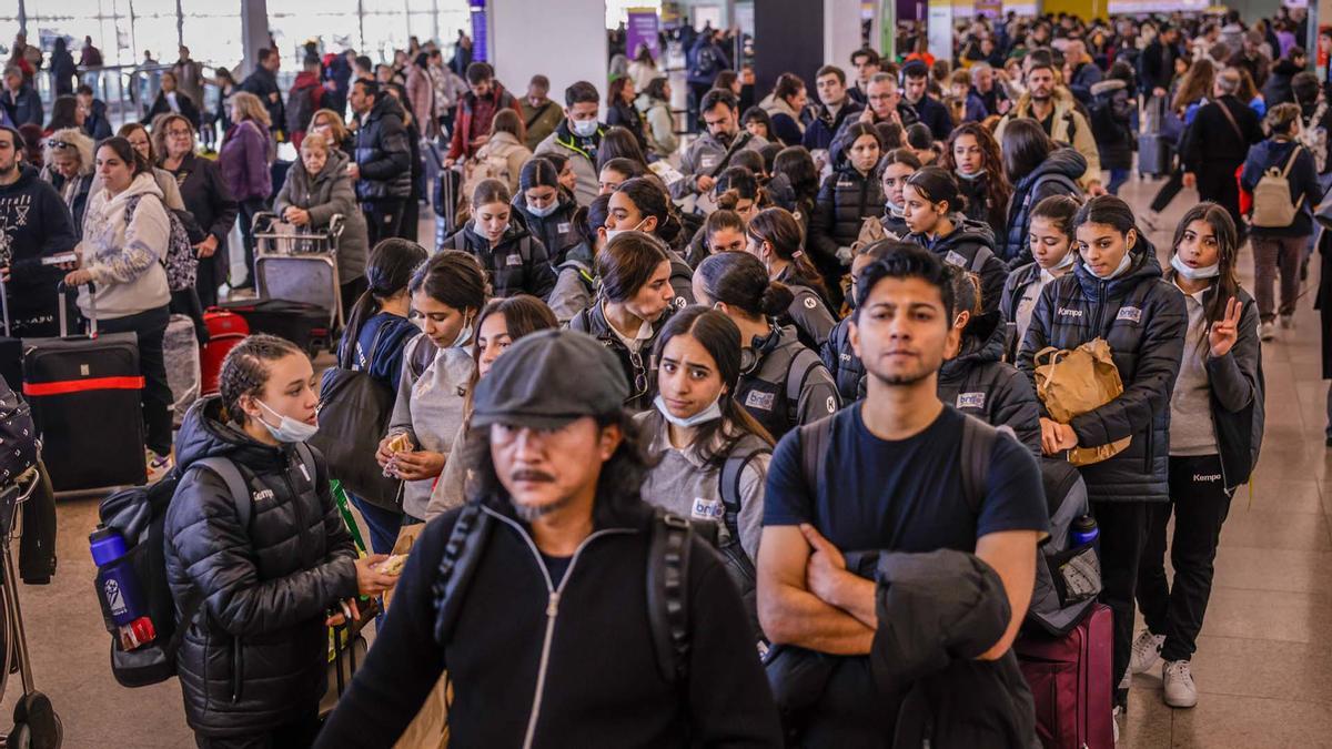 Importantes demoras en El Prats por la huelga de los trabajadores de handling de Iberia