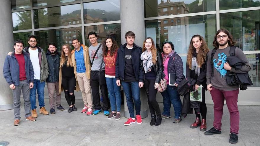 Los miembros de la delegación de alumnos de la Politécnica de Mieres, ayer, a las puertas del centro.