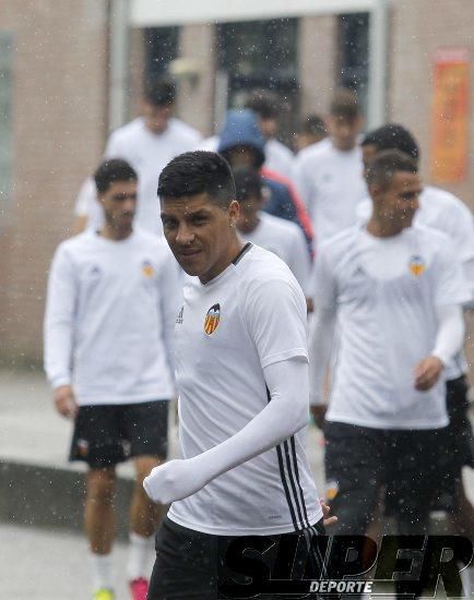 La plantilla entrena bajo la lluvia con el 'shock'