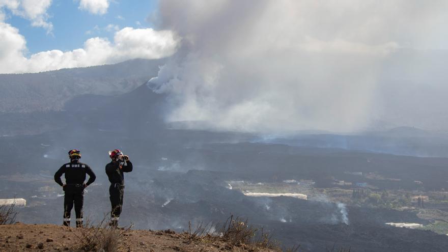 Toma de muestras de lava de la nueva colada del volcán de La Palma