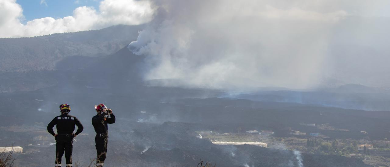 Toma de muestras de lava de la nueva colada del volcán de La Palma