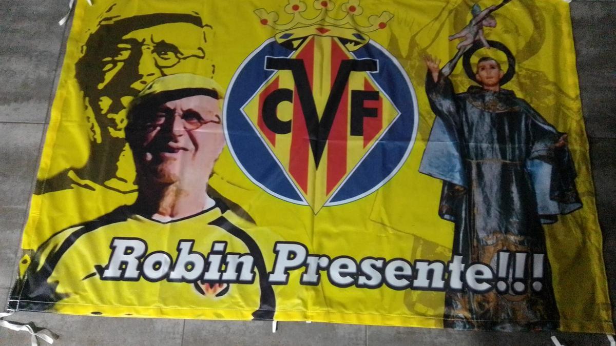 La bandera en recuerdo del aficionado del Villarreal, Robin.