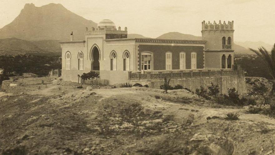 Una fotografía antigua donde se observa cómo era el palacete de La Malladeta en su etapa de pleno esplendor.