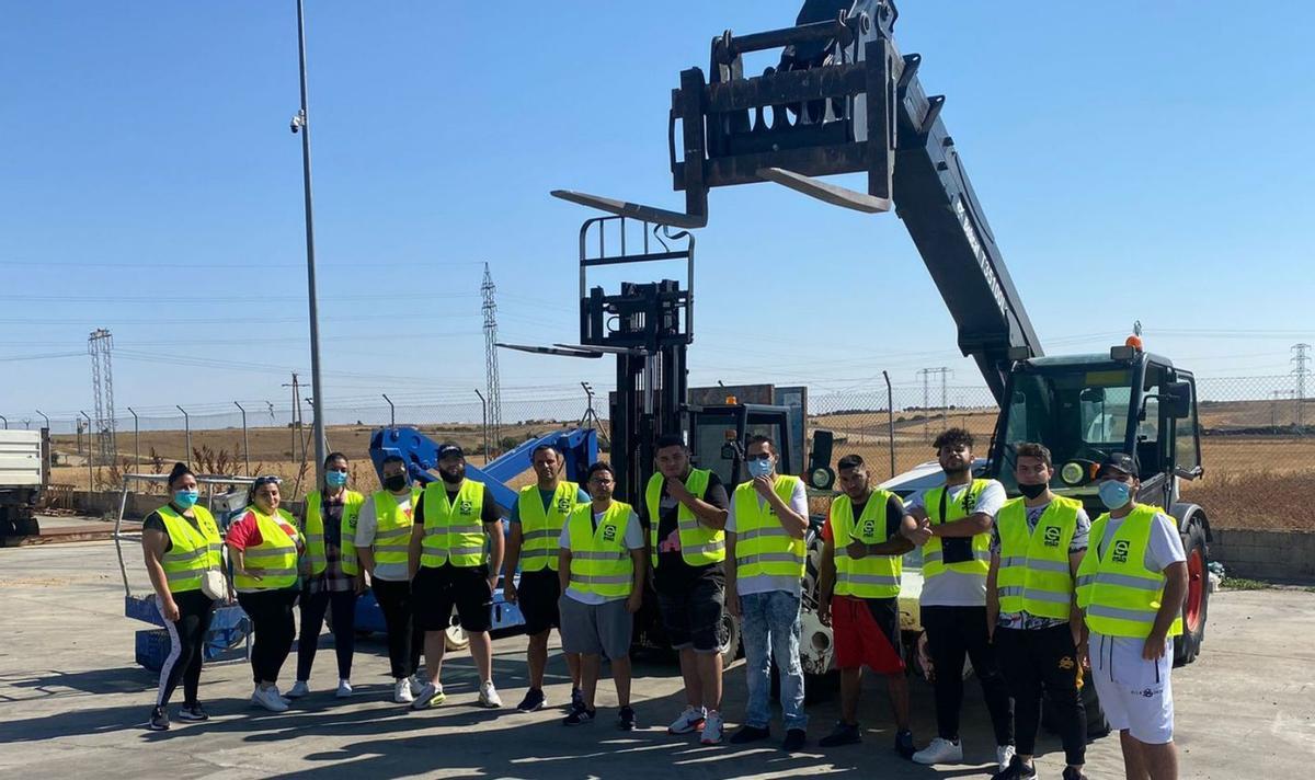 Los estudiantes participando en una actividad con  maquinaria. | Fundación Secretariado Gitano