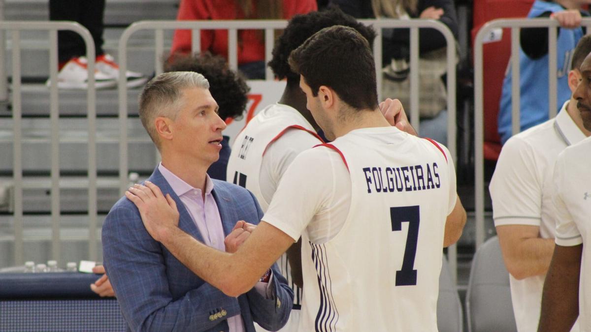 Álvaro Folgueiras anuncia su salida del club Robert Morris.