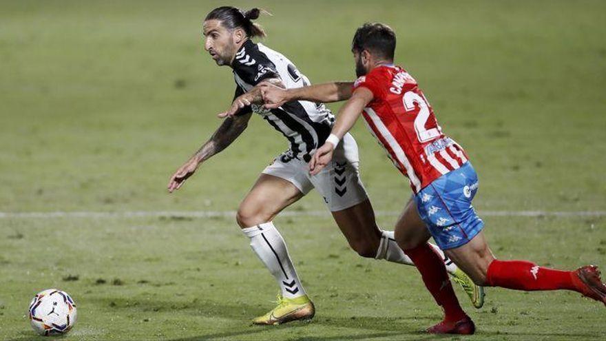 El extemo izquierdo Marc Mateu conduce un balón en el encuentro disputado ante el CD Lugo.