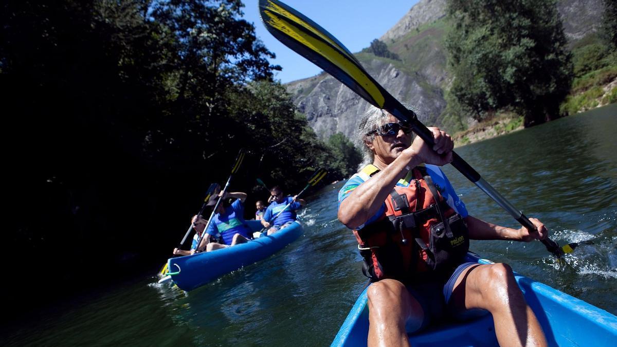 Turistas bajando el Sella en canoa