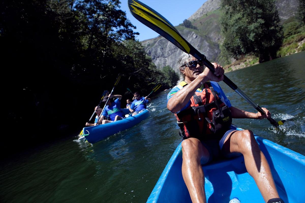 Turistas bajando el Sella en canoa