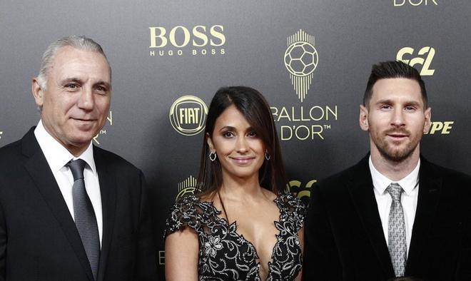 Hristo Stoichkov junto a Lionel Messi y su esposa Antonella Roccuzzo llegando a la gala del Balon de Oro France Football 2019 en el Chatelet Theatre en Paris.