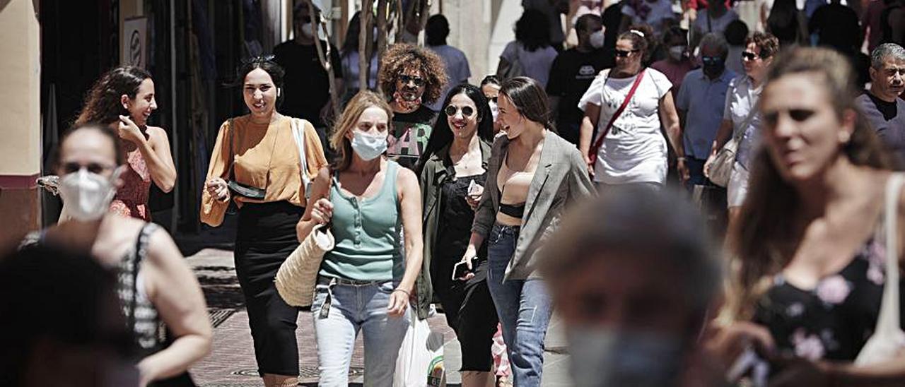 Gente paseando por una calle peatonal de Palma.  | MANU MIELNIEZUK