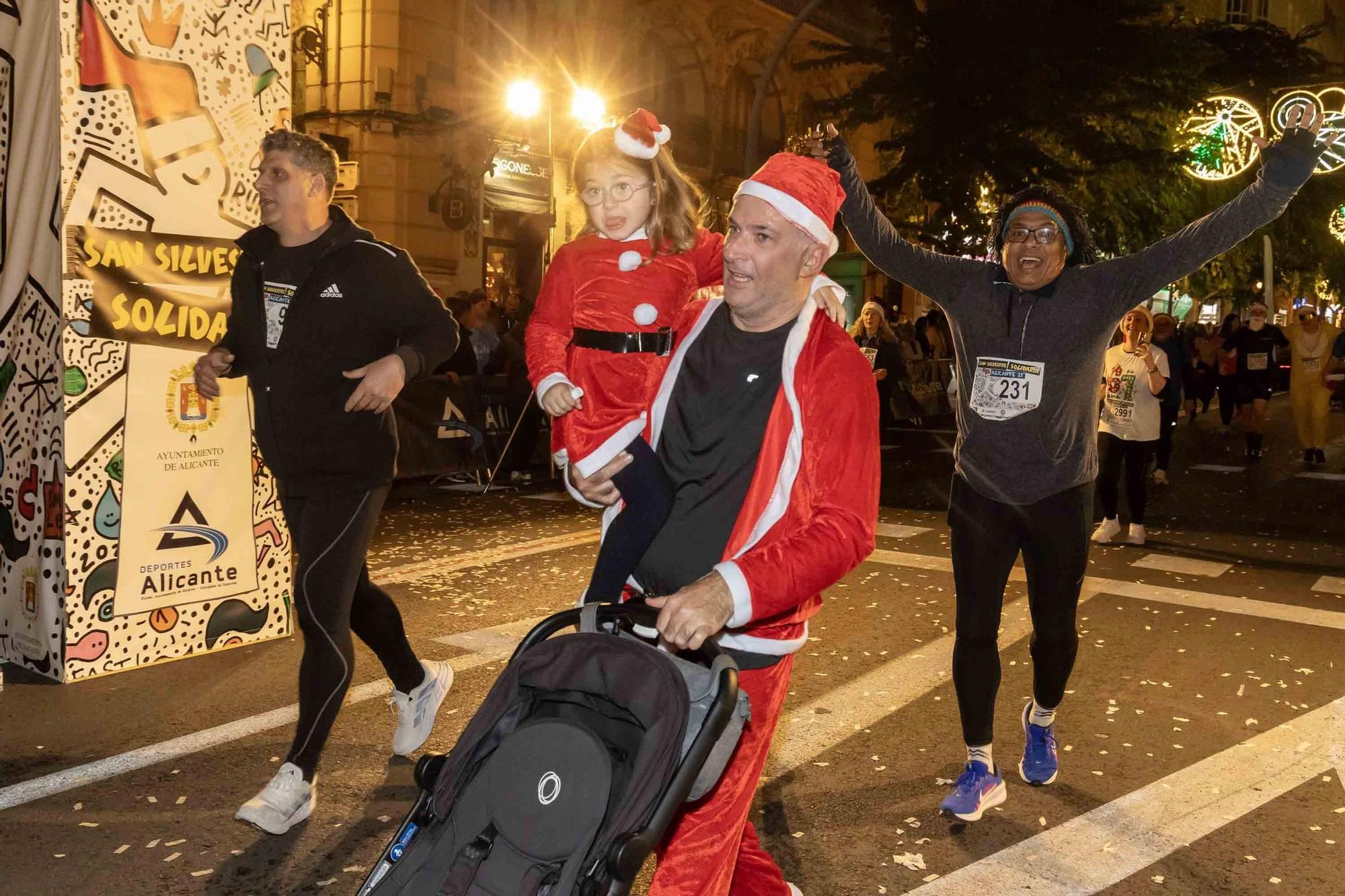 La San Silvestre de Alicante llena de colorido la ciudad